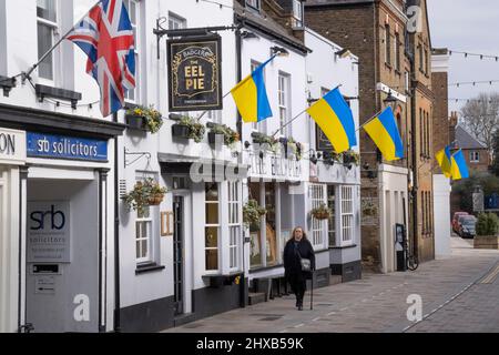 Alors que la guerre en Ukraine entre dans sa troisième semaine, des drapeaux ukrainiens accrochent aux côtés de British Union Jacks au-dessus du pub « l'Eel Pie » sur Church Street, Twickenham, le 10th mars 2022, à Londres, en Angleterre. L'initiative a été organisée par l'association Church Street of Twickenham, qui a fait preuve de solidarité et de sympathie envers les Ukrainiens locaux, en disant: 'La solidarité avec nos frères et sœurs ukrainiens. Nous nous sentons pour vous et votre horrible épreuve. Restez fort ! » Banque D'Images