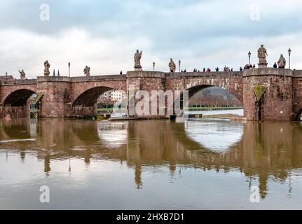 Wurzburg, Allemagne - décembre 23 2017: Vue en soirée de l'Alte Mainbrucke, le monument médiéval de la ville, reflétée sur la rivière main, dans la soirée. Banque D'Images