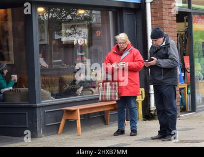 un couple regardant leurs téléphones, angleterre Banque D'Images