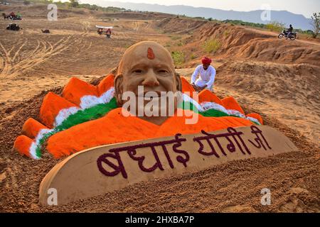 Pushkar, Inde. 10th mars 2022. L'artiste du sable Ajay Rawat crée une sculpture du ministre en chef de l'Uttar Pradesh Yogi Adityanath pour le féliciter de sa victoire dans LES sondages DE L'Assemblée. Le Parti Bharatiya Janata (BJP) remporte les élections législatives de l'Uttar Pradesh, de l'Uttarakhand, du Goa et de l'État du Manipur. (Photo de Sumit Saraswat/Pacific Press) crédit: Pacific Press Media production Corp./Alay Live News Banque D'Images