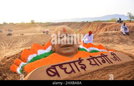 Pushkar, Inde. 10th mars 2022. L'artiste du sable Ajay Rawat crée une sculpture du ministre en chef de l'Uttar Pradesh Yogi Adityanath pour le féliciter de sa victoire dans LES sondages DE L'Assemblée. Le Parti Bharatiya Janata (BJP) remporte les élections législatives de l'Uttar Pradesh, de l'Uttarakhand, du Goa et de l'État du Manipur. (Photo de Sumit Saraswat/Pacific Press) crédit: Pacific Press Media production Corp./Alay Live News Banque D'Images