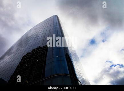 Aldgate Tower, un grand immeuble de bureaux situé à l'angle de la rue Whitechapel High et de la rue commercial; conçu par Wilkinson Eyre, propriété d'Aldgate Developments Banque D'Images