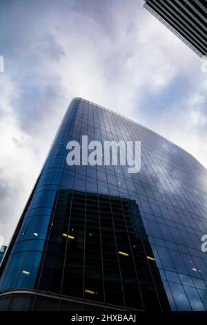 Aldgate Tower, un grand immeuble de bureaux situé à l'angle de la rue Whitechapel High et de la rue commercial; conçu par Wilkinson Eyre, propriété d'Aldgate Developments Banque D'Images