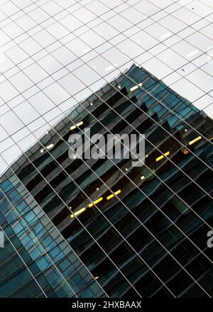 Aldgate Tower, un grand immeuble de bureaux situé à l'angle de la rue Whitechapel High et de la rue commercial; conçu par Wilkinson Eyre, propriété d'Aldgate Developments Banque D'Images