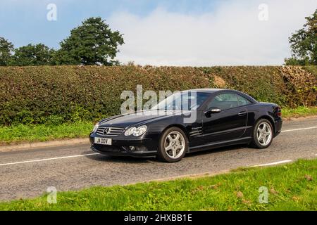 2002 noir Mercedes Benz SL 55 AMG Kompressor 5439cc essence 5 vitesses 2dr automatique en route pour Capesthorne Hall Classic August salon de voiture, Cheshire, Royaume-Uni Banque D'Images