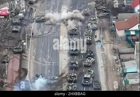 UKRAINE GUERRE RussianT32 chars et véhicules blindés sont embusqués par les forces ukrainiennes dans la ville de Brovary à l'est de Kiev 10 mars 2022 filmé à partir d'un drone. Photo: Ministère ukrainien de la Défense Banque D'Images