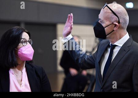 Bonn, Allemagne. 11th mars 2022. Bernd Neuendorf (r), candidat au poste de Président du DFB, et Heike Ullrich, Secrétaire général du DFB, se réunissent. L'Association allemande de football (DFB) élit un nouveau président. D'autres postes au sein du comité exécutif sont également pourvus, y compris la nomination d'un nouveau trésorier. Credit: Federico Gambarini/dpa/Alay Live News Banque D'Images