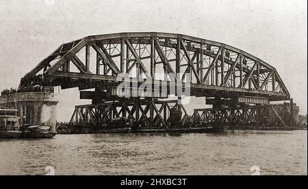 Une image ancienne d'une partie d'un pont Bally, en construction sur la rivière Hugli (Hooghly aka Hoogli) ou Bhāgirathi-Hooghly, Calcutta ( Kolkata ), partie du Vivekananda Setu (pont Bally; pont routier et ferroviaire) construit en décembre 1932, reliant Bally et Dakhineswar. Banque D'Images