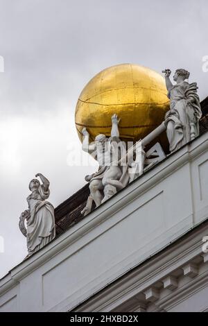 Statue de l'Atlas portant le monde sur le toit du palais Hofburg, Vienne, Autriche Banque D'Images