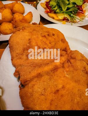 Gros plan sur un délicieux Wiener Schnitzel original à Vienne, Autriche Banque D'Images