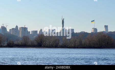 Le monument monumental de 102 mètres de haut de Motherland Monument, une partie du Musée de la Seconde Guerre mondiale, et le drapeau ukrainien volant à Kiev, Ukraine, pendant le russe i Banque D'Images