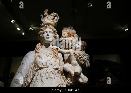 Statue en marbre de Tyche tenant le bébé Plutus dans ses bras. De prusias ad hypium ancienne ville, 2nd siècle ce. Musée archéologique d'Istanbul. Banque D'Images