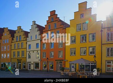 Osnabrück, Allemagne - Mars 8 2022 les célèbres maisons de 16th siècles colorées à pignons étagés sur la place du marché. Ils ont été restaurés après la Seconde Guerre mondiale. Banque D'Images