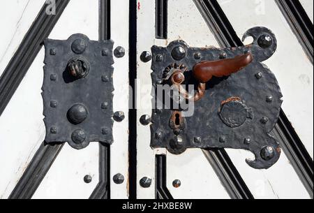 Serrure et poignée de porte sur les portes d'un bâtiment du 16th siècle Banque D'Images