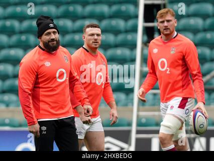 Joe Marler, en Angleterre (à gauche), lors d'une séance d'entraînement au stade de Twickenham, à Londres. Date de la photo : vendredi 11 mars 2022. Banque D'Images