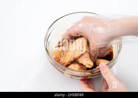 Cuisson des ailes de poulet sucrées teriyaki dans la cuisine maison, recette pour des plats rôtis de style japonais. Banque D'Images