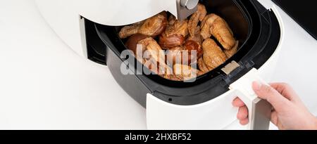 Cuisson des ailes de poulet sucrées teriyaki dans la cuisine maison, recette pour des plats rôtis de style japonais. Banque D'Images