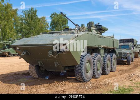 RÉGION DE MOSCOU, RUSSIE - 25 AOÛT 2020 : véhicule de combat d'infanterie K-17 Boomerang dans un convoi d'équipement militaire russe par une belle journée d'été Banque D'Images