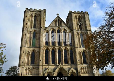 Gros plan paysage image de la majestueuse cathédrale de Ripon, la structure historique en pierre qui s'élève lors d'une belle journée ensoleillée en automne Banque D'Images