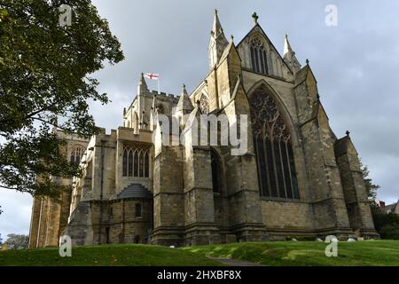 Portrait en gros plan de la majestueuse cathédrale de Ripon, la structure historique en pierre qui s'élève lors d'une belle journée ensoleillée en automne Banque D'Images