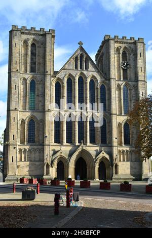 Portrait en gros plan de la majestueuse cathédrale de Ripon, la structure historique en pierre qui s'élève lors d'une belle journée ensoleillée en automne Banque D'Images