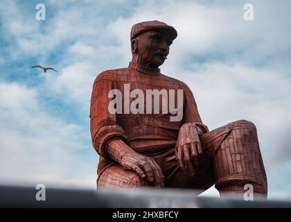 Un gros plan de la statue du mémorial vert du Fiddler avec un mouette en arrière-plan, North Shields Banque D'Images