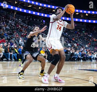 Las Vegas, États-Unis. 11th mars 2022. Mars 10 2022 Las Vegas, NV, U.S.A. USC Forward Joshua Morgan (24) va au panier pendant le match de quarterfinales du tournoi de basketball masculin NCAA Pac12 entre Washington Huskies et les chevaux de Troie USC. USC a battu Washington 65-61at T- Mobile Arena Las Vegas, NV. Thurman James/CSM crédit: CAL Sport Media/Alay Live News Banque D'Images