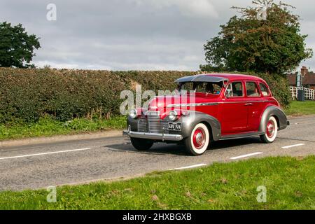 Berline 3800cc essence 4dr rouge d'avant-guerre 1940 40s de Chevrolet; en route vers le spectacle de voiture classique du Capesthorne Hall d'août, Cheshire, Royaume-Uni Banque D'Images