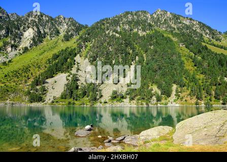 Lac de Gaube près du village de Cauterets dans les Hautes-Pyrénées, France, Europe. Magnifique paysage de montagne en été. Banque D'Images