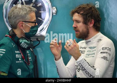 Bahreïn, Émirats arabes Unis. 11th mars 2022. Sebastian Vettel (GER) Aston Martin F1 équipe avec Mike Krack (lux) Aston Martin F1 équipe, Chef d'équipe. Test de Formule 1, vendredi 11th mars 2022. Sakhir, Bahreïn. Crédit : James Moy/Alay Live News Banque D'Images