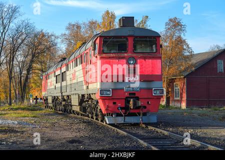 SORTAVALA, RUSSIE - 07 OCTOBRE 2021 : locomotive de fret de ligne principale soviétique 2TE116 dans une impasse de la gare de Sortavala Banque D'Images