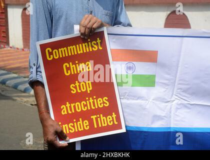 Kolkata, Bengale occidental, Inde. 10th mars 2022. Les supporters tibétains protestent contre une manifestation devant le consulat chinois afin que le Tibet soit libre le jour du soulèvement du Tibet.le jour du soulèvement tibétain, observé le 10 mars, commémore le soulèvement tibétain de 1959 contre la présence de la République populaire de Chine au Tibet. L'échec de la rébellion armée a finalement entraîné une répression violente des mouvements d'indépendance tibétains et la fuite du Dalaï Lama Tenzin Gyatso en exil. (Credit image: © Rahul Sadhukhan/Pacific Press via ZUMA Press Wire) Credit: ZUMA Press, Inc./Alamy Live News Banque D'Images