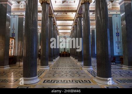 SAINT-PÉTERSBOURG, RUSSIE - 17 FÉVRIER 2022 : intérieur de la salle des vingt colonnes. Nouvel Hermitage. Musée d'Etat de 'Hermitage' Banque D'Images
