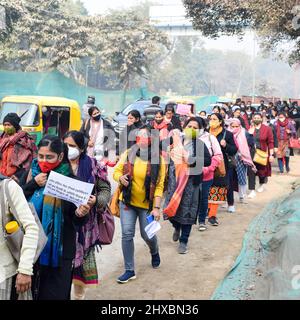 New Delhi, Inde décembre 25 2021 : Delhi personnel enseignant contractuel avec des affiches, des drapeaux et des graffitis protestant contre le gouvernement de l'AAP de Delhi pour ma Banque D'Images