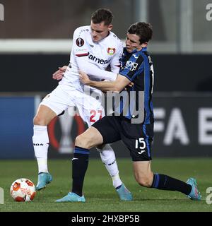 Gewiss Stadium, Bergame, Italie, 10 mars 2022, Florian Wirtz (Bayer 04 Leverkusen) et Marten de Roon (Atalanta BC) se battent pour le ballon pendant ATA Banque D'Images