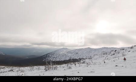 Clip Time Lapse. Coucher de soleil d'hiver coloré dans les montagnes des Carpates. Vidéo. Début des montagnes d'hiver neige coucher de soleil nuages ski. Excellente boucle pour Banque D'Images