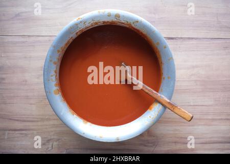 préparation de la sauce tomate dans un grand bol sur la table Banque D'Images