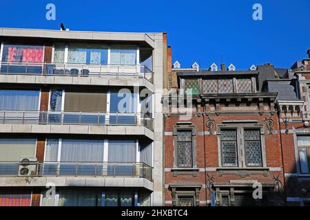 Vue sur deux façades côte à côte avec ciel bleu. L'immeuble moderne d'appartements est négligé et a besoin d'être rénové, ancienne maison médiévale en brique i Banque D'Images