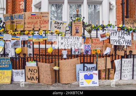 Londres, Royaume-Uni. 10th mars 2022. Des pancartes et des pancartes anti-Poutine, anti-guerre et pro-Ukraine sont visibles en face de l'ambassade de Russie à Londres. Des manifestants et des membres du public ont ajouté des pancartes, des signes et des messages pour soutenir l'Ukraine et en opposition au président russe Vladimir Poutine et à la guerre contre une clôture en face de l'ambassade de Russie à Kensington, alors que l'attaque russe sur l'Ukraine se poursuit. Crédit : SOPA Images Limited/Alamy Live News Banque D'Images