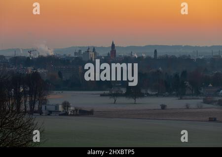 Lever du soleil sur la vallée du Jeker et la ville de Maastricht où les tours des nombreuses églises sont clairement visibles et éclairés par les premiers rayons de su Banque D'Images