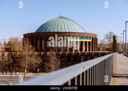 Les couleurs nationales de l'Ukraine à la Tonhalle Dusseldorf Banque D'Images