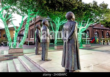 Les quatre sculptures en bronze des lauréats du prix Nobel de la paix sur la place Nobel au Waterfront Cape Town Afrique du Sud Banque D'Images