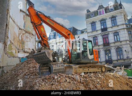 Liège, Belgique - Mars 5. 2022: Vue sur la pelle hydraulique sur les débris de construction de pieux pendant les travaux de démolition dans le centre-ville Banque D'Images