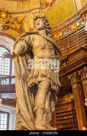 VIENNE, AUTRICHE, 19 FÉVRIER 2022 : intérieur de la Bibliothèque nationale autrichienne - ancienne bibliothèque baroque de l'empire de Hapsburg située dans le palais Hofburg. Grand Hal Banque D'Images