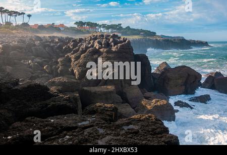 Falaises rocheuses sous le sentier côtier de Noja, Cantabrie, Espagne Banque D'Images