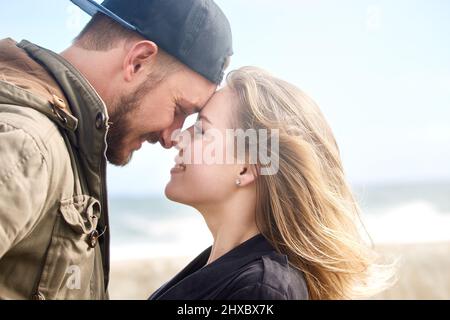 Laisser l'amour prendre le contrôle. Photo d'un jeune couple affectueux qui passe du temps ensemble en plein air. Banque D'Images