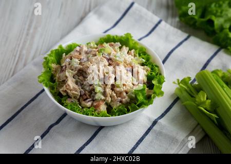 Salade de poulet maison avec laitue dans un bol blanc, vue latérale. Banque D'Images