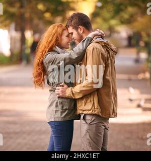 Le début de quelque chose de beau. Photo d'un jeune couple heureux se perdant en présence les uns dans les autres. Banque D'Images