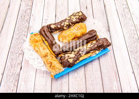 Notre célèbre nugget au chocolat est fait à partir d'une délicieuse pâte frite très moelleuse. Il est couvert et rempli de chocolat. Banque D'Images