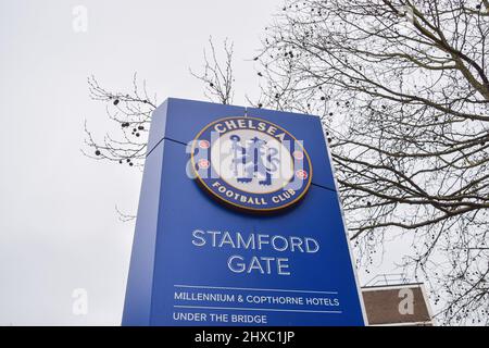 Londres, Royaume-Uni. 04th mars 2022. Un panneau d'entrée au stade Stamford Bridge, stade du club de football de Chelsea. Des restrictions ont été imposées au célèbre club de football, y compris la vente de billets et de marchandises, car le gouvernement britannique impose des sanctions au propriétaire du club, Roman Abramovich, en raison de son association étroite avec le président russe Vladimir Poutine. (Photo de Vuk Valcic/SOPA Images/Sipa USA) crédit: SIPA USA/Alay Live News Banque D'Images